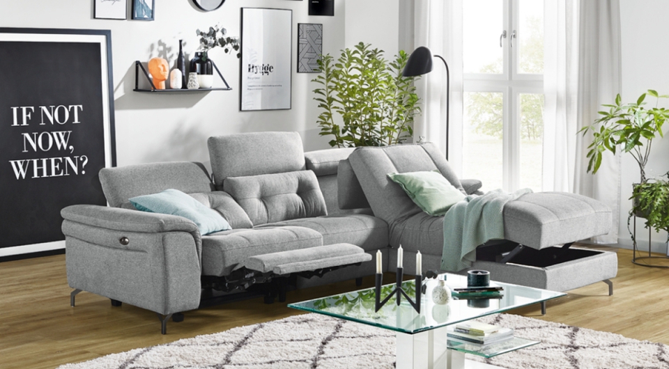 hellgraues Sofa in L-Form mit Option auf ergonomische Verstellung