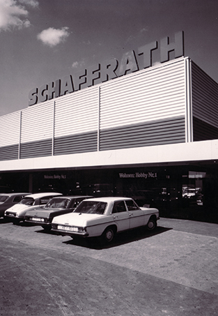 Buntes Keramikgeschirr nebeneinander aufgestellt