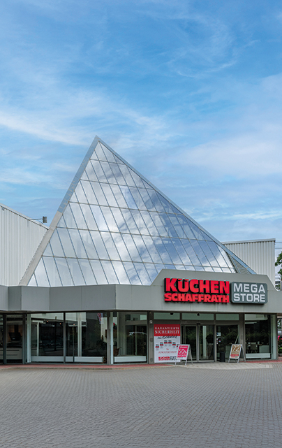 Weingl&auml;ser stehen in einem Holzschrank
