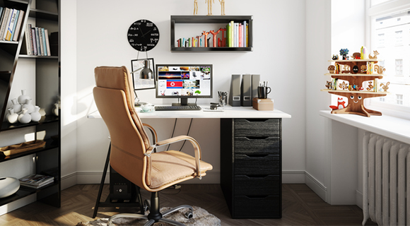 Kleines Homeoffice mit Schreibtisch, Lederstuhl und Regalwand.
