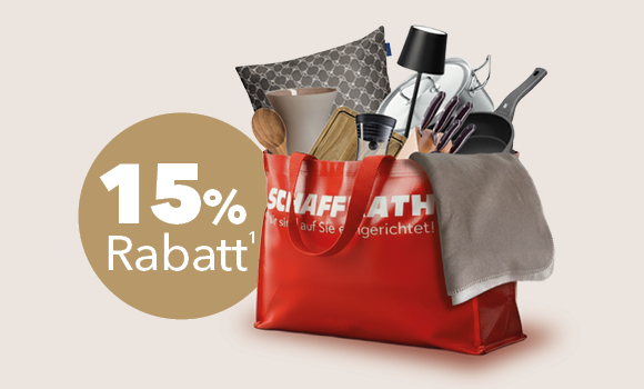 Beiges Bett in gem&uuml;tlichem Raum, modern eingerichtet