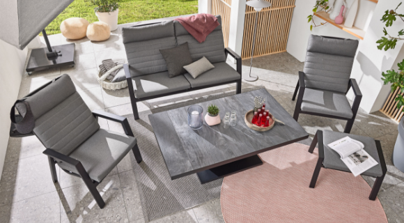 Gartenlounge von MONDO auf einer modernen Terrasse platziert. 