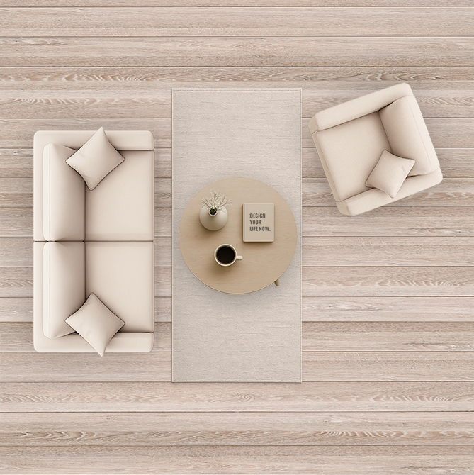 Orientteppich mit klassischen Mustern in Braun und Blau, dekorativ inszeniert auf Fliesenboden mit Kissen und Lesetisch.