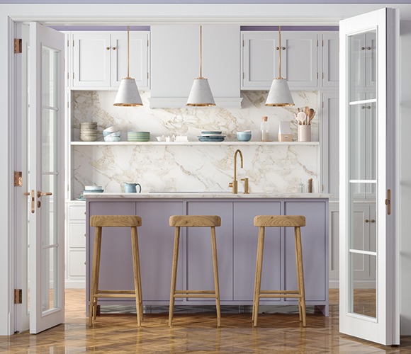 Elegante Einbauküche mit offener Glas-Doppeltür, Kücheninsel und fliederfarbenen Wänden.