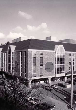 Regal mit verschiedenen Arten von Materialien dargestellt