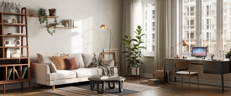 Helles offenes Wohnzimmer mit hohen Fenstern, an denen lange beige Gardinen h&auml;ngen.