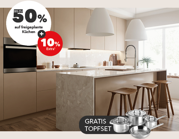 Beige K&uuml;che mit Schriftzug "Bis zu 50% auf freigeplante K&uuml;chen + 10% Extra", "gratis Topfset"