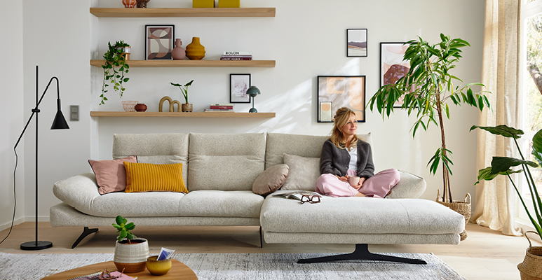 Innovation, Qualit&auml;t und modernes Design, drei Personen in einer modernen K&uuml;che, unterhalten sich und kochen gemeinsam