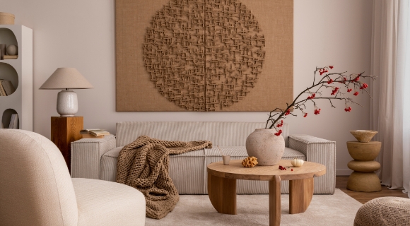 Japandi-Wohnzimmer mit Naturtönen, Holz und minimalistischer Deko
