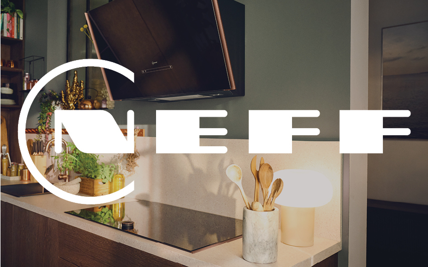 Stilvolle Küche mit NEFF-Kochfeld und moderner Dunstabzugshaube, dekoriert mit Küchenutensilien und frischen Kräutern, mit großem NEFF-Logo im Vordergrund.