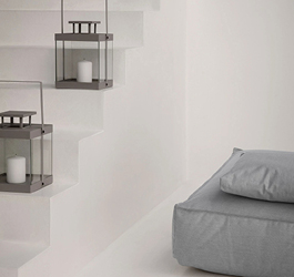 Windlicht auf wei&szlig;en Stufen