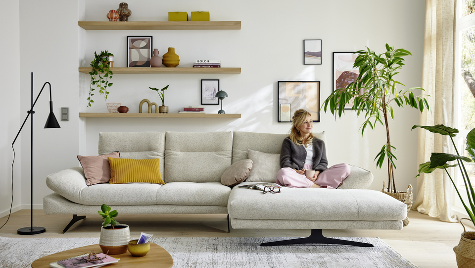 Innovation, Qualit&auml;t und modernes Design, drei Personen in einer modernen K&uuml;che, unterhalten sich und kochen gemeinsam