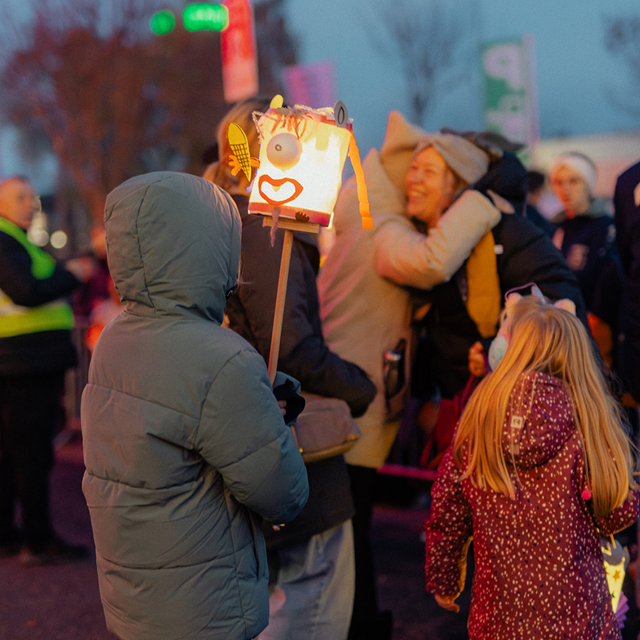 Kinder mit Laternen beim Sankt-Martin-Zug von Schaffrath