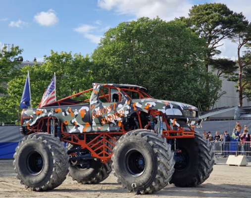 Gro&szlig;er Monstertruck beim American Day bei Schaffrath als Highlight der Veranstaltung.