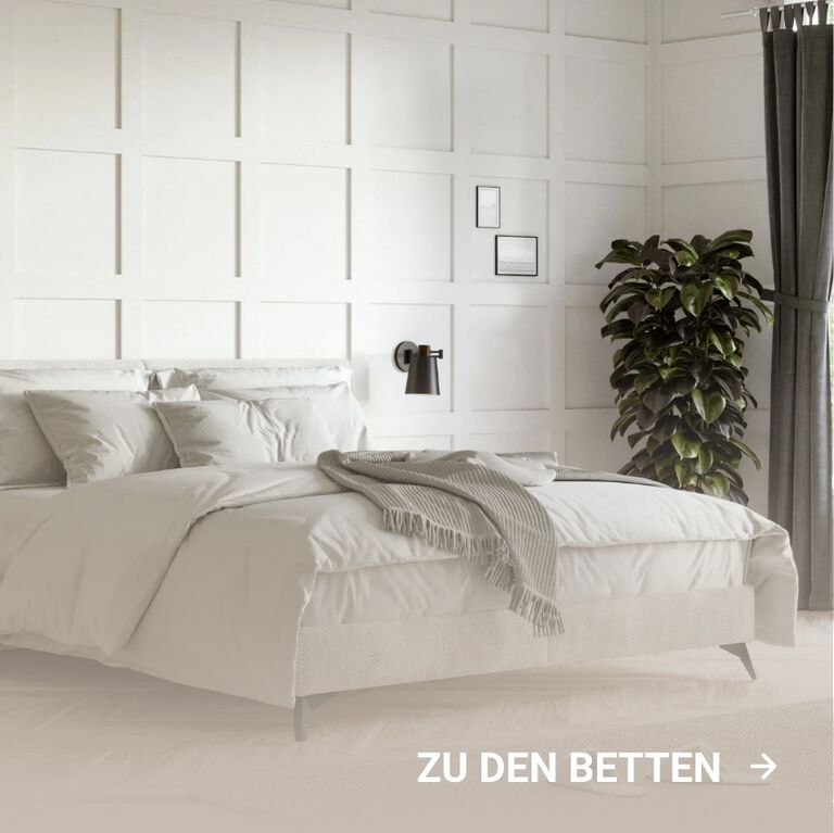 Modernes Bett mit heller Bettwäsche vor weißer Wand und großer Zimmerpflanze