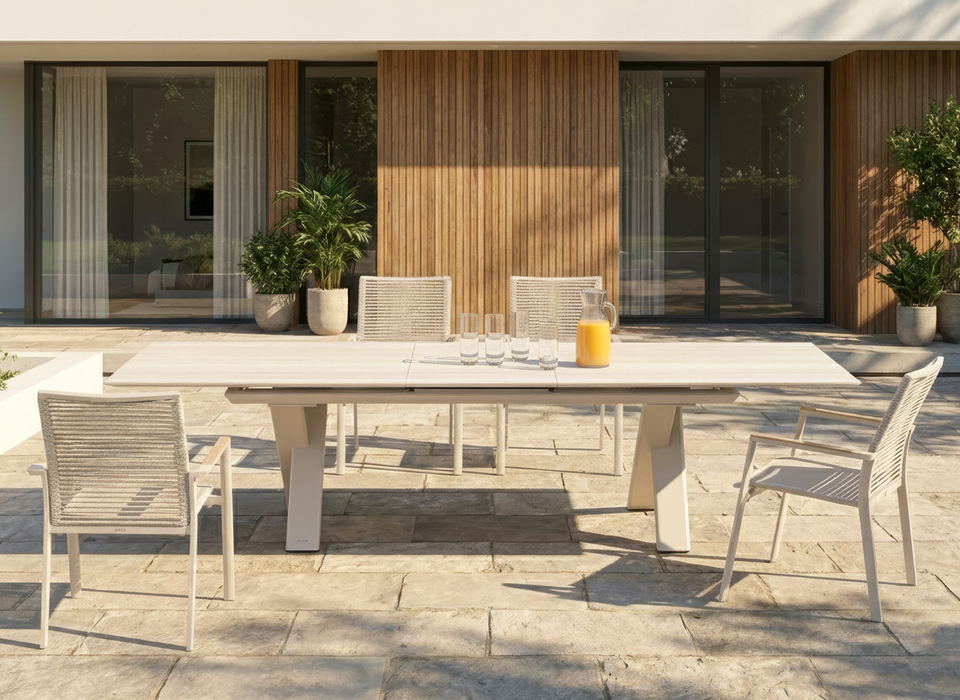 Keramik Tisch auf Terrasse im Sonnenschein