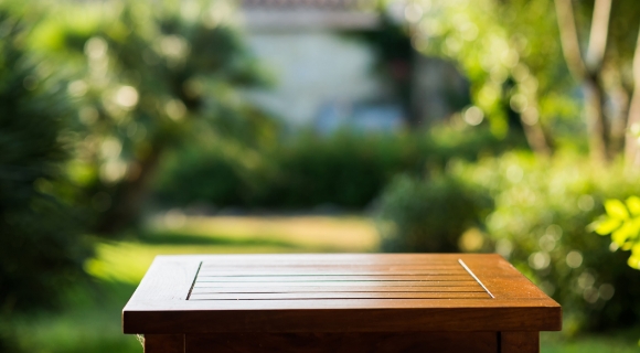 Ein nicht ausziehbarer Gartentisch mit gl&auml;nzender Oberfl&auml;che