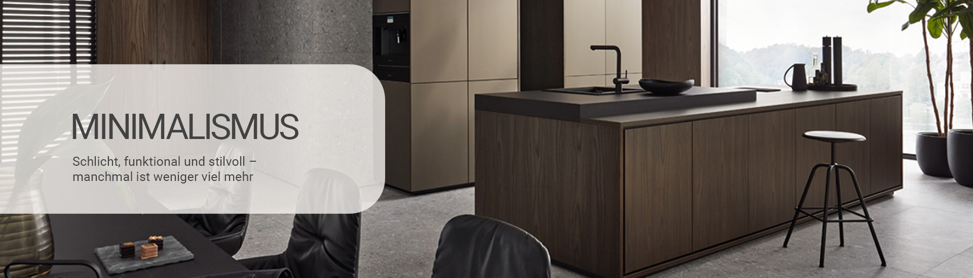 Minimalistische Küche in dunklem Holz und Grau mit modernem, schlichtem Design. Links im Bild ein Textfeld mit der Aufschrift Minimalismus – Schlicht, funktional und stilvoll – manchmal ist weniger viel mehr'. Die Küche verfügt über eine zentrale Insel mit schwarzer Arbeitsfläche, dekorativen Gegenständen und einem Essbereich mit dunklen Stühlen. Große Fenster im Hintergrund lassen natürliches Licht herein und schaffen eine offene Atmosphäre