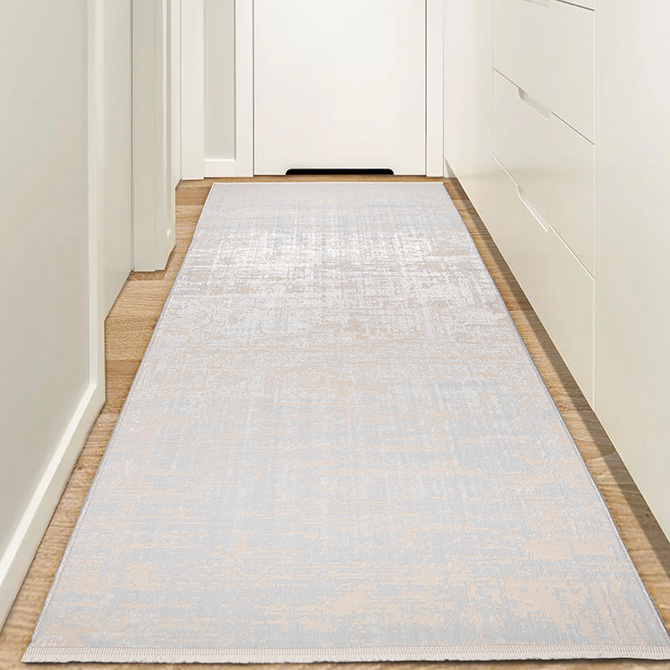 Schmaler, rechteckiger L&auml;uferteppich in Schwarz, Grau und Wei&szlig; mit modernem, gestreiftem Pixelmuster. Der Teppich liegt mittig in einem hellen Flur mit Holzfu&szlig;boden und wei&szlig;en W&auml;nden sowie wei&szlig;en Einbauschr&auml;nken.