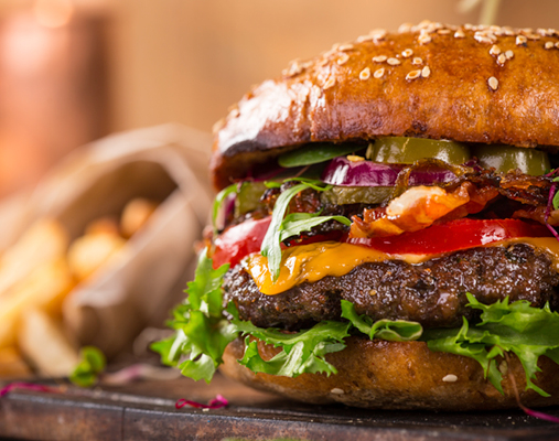 American Burger beim American Day bei Schaffrath &ndash; klassisch belegt mit Rindfleisch, K&auml;se, Salat und Tomaten.