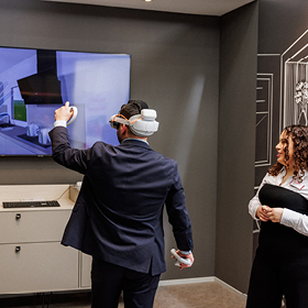 Mann während einer 3D VR Planung