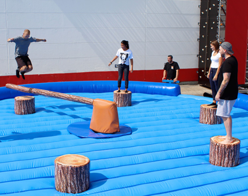 Autosalon am Park beim American Day bei Schaffrath mit ausgestellten Fahrzeugen und Besuchern.