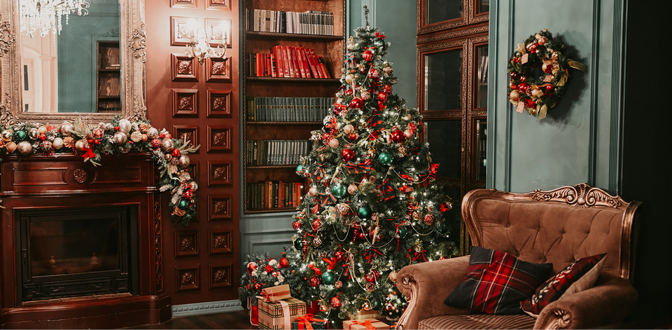 Zwei Kinder sitzen gem&uuml;tlich vor einem festlich geschm&uuml;ckten Kamin und lesen ein Buch. Neben dem Weihnachtsbaum liegen Geschenke, und das Feuer sorgt f&uuml;r eine warme, stimmungsvolle Atmosph&auml;re.