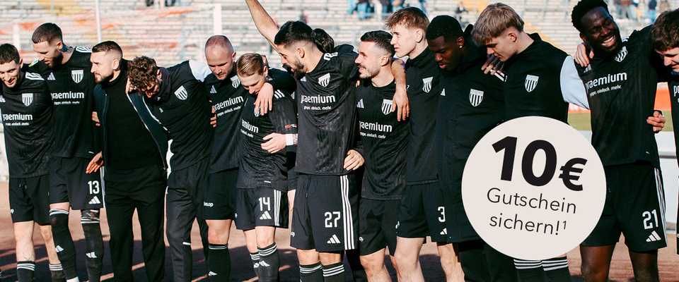 Gutschein mit 10 &euro; Rabattangebot vor Fu&szlig;ball-Spielern