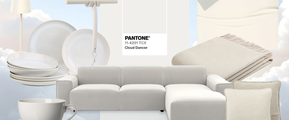 Collage aus wei&szlig;en Einrichtungsgegenst&auml;nden in sanften Beiget&ouml;nen, inspiriert von der Pantone-Farbe &sbquo;Cloud Dancer&lsquo;