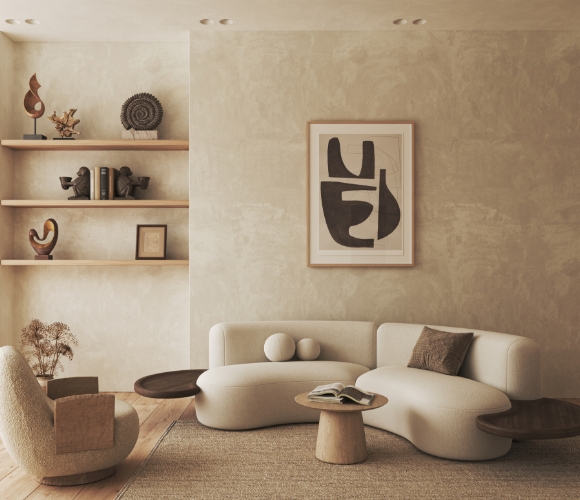 Helles Japandi-Wohnzimmer mit organischem Sofa und Wanddeko