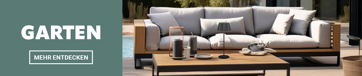 Werbebanner mit grünem Hintergrund links, weißer Aufschrift „GARTEN“ und Button „MEHR ENTDECKEN“. Rechts eine moderne Outdoor-Lounge mit gepolstertem Sofa in Hellgrau und passendem Loungetisch aus Holz und Metall, arrangiert auf einer Terrasse am Pool. Kleine Blumenmotive zieren den linken Bereich.