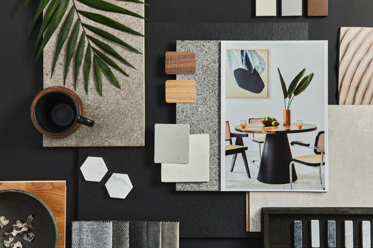 Gestaltungsmoodboard in gedeckten Farben mit verschiedenen Stoffen und Naturmaterialien