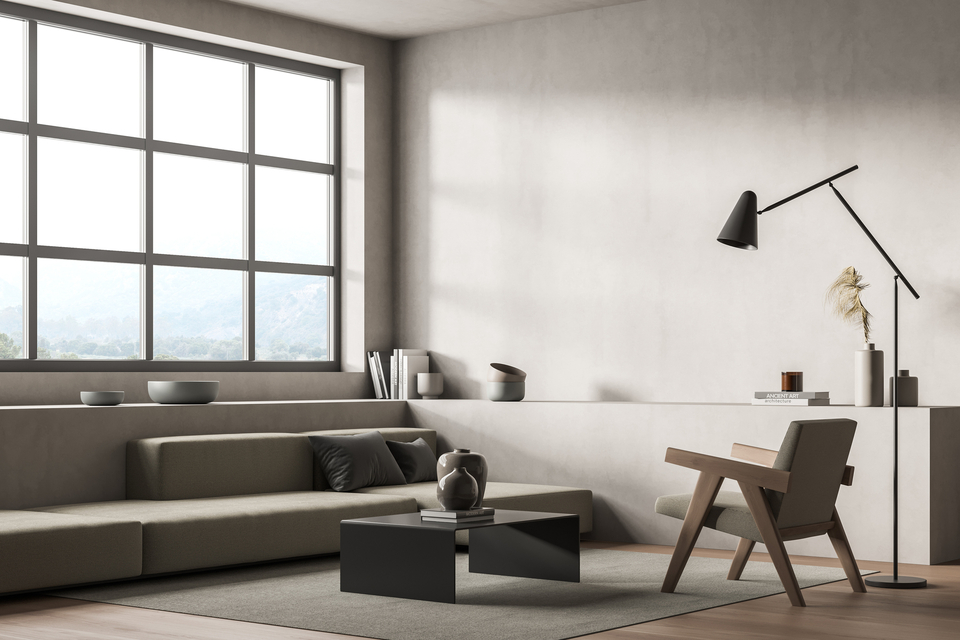Modernes Wohnzimmer im Industrial Style mit großen Fenstern und minimalistischer Einrichtung