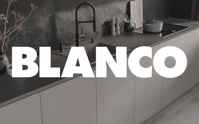 Elegante Küche mit moderner Blanco-Spüle und schwarzer Armatur auf grauer Arbeitsplatte, mit großem Blanco-Logo im Vordergrund.