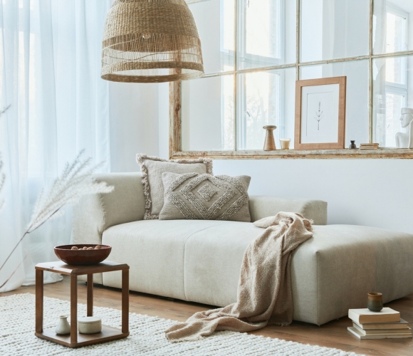 Modernes, lichtdurchflutetes Wohnzimmer im Hygge-Stil