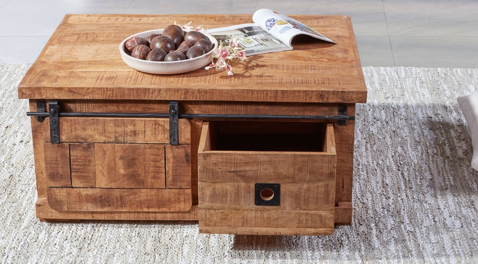 Massiver Couchtisch aus Holz mit großen Schubladen