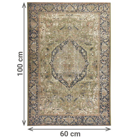 Rechteckiger Outdoorteppich mit klassischem Orientmuster in gedeckten Grün-, Beige- und Blautönen. Zentral befindet sich ein symmetrisches Medaillon, umrahmt von detaillierten Ornamenten und einer breiten Bordüre. Der Teppich ist wetterfest gestaltet. Maße: 100 cm Länge und 60 cm Breite.
