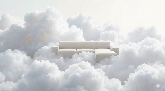 Beiges Ecksofa steht in einer weichen Wolkenlandschaft vor hellem Himmel.