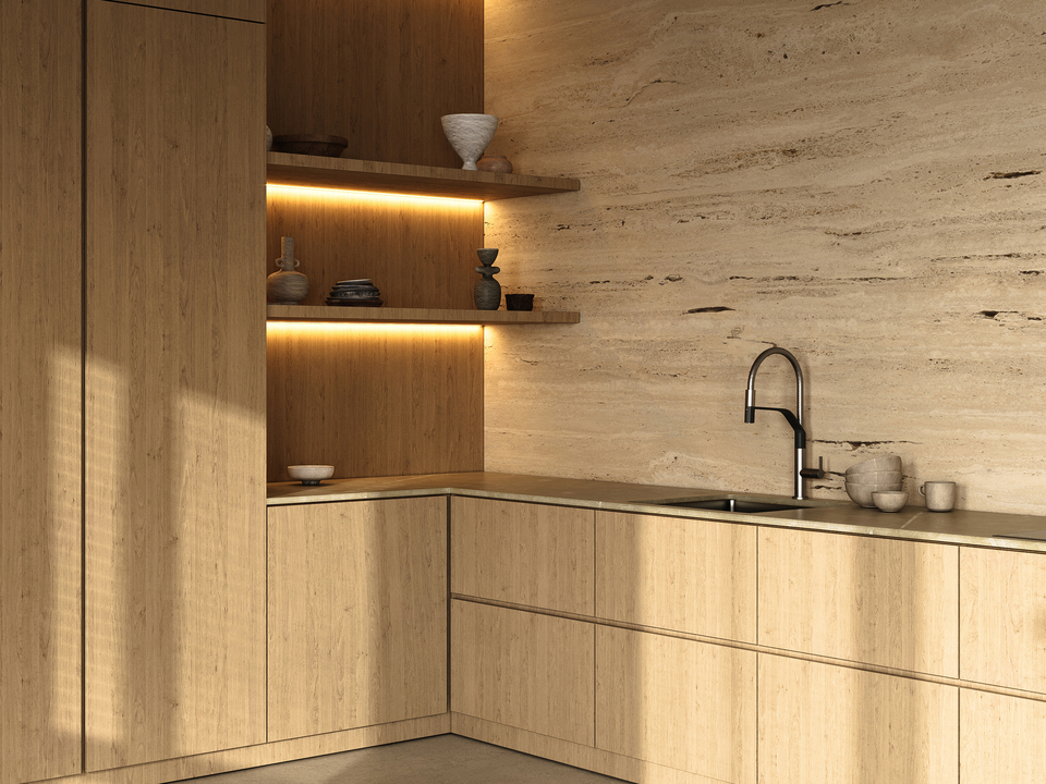 Minimalistische Japandi-Küche mit Holzfronten und Natursteinwand
