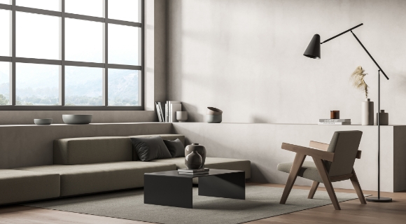 Modernes Wohnzimmer im Industrial Style mit großen Fenstern und minimalistischer Einrichtung