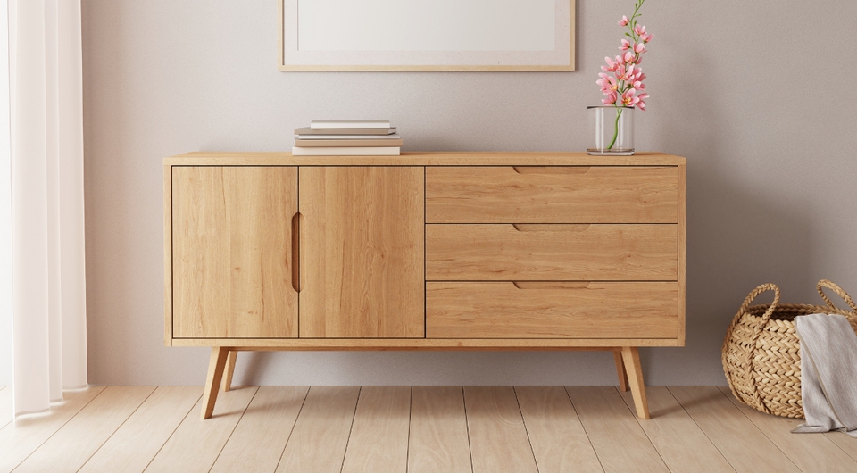 Kommode mit schrägen Beinen aus hellem Holz in einem hellen Raum