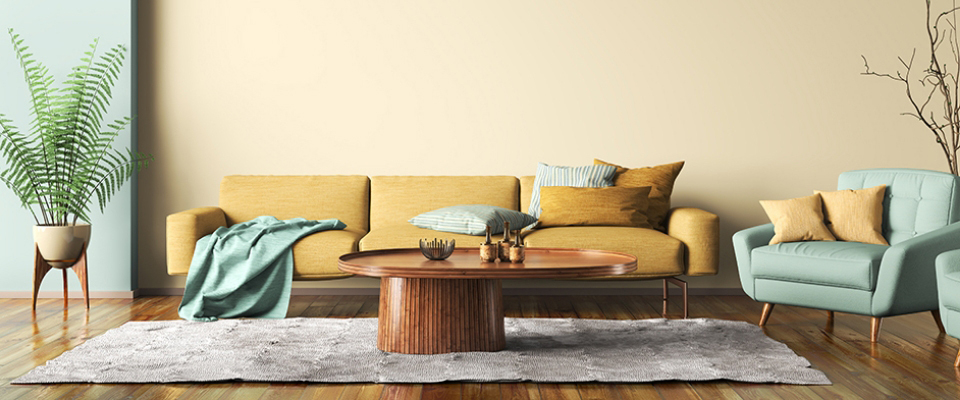 Gelbes Sofa in Wohnzimmer mit rundem Couchtisch