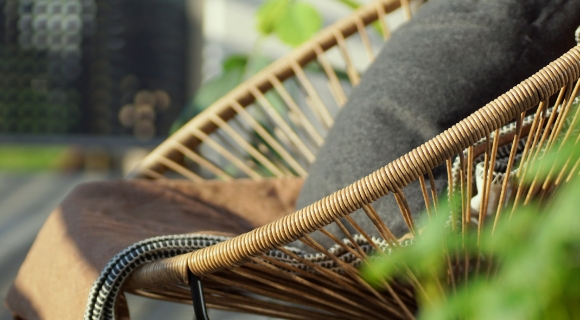 Nahaufnahme eines gem&uuml;tlichen Gartensessels. 