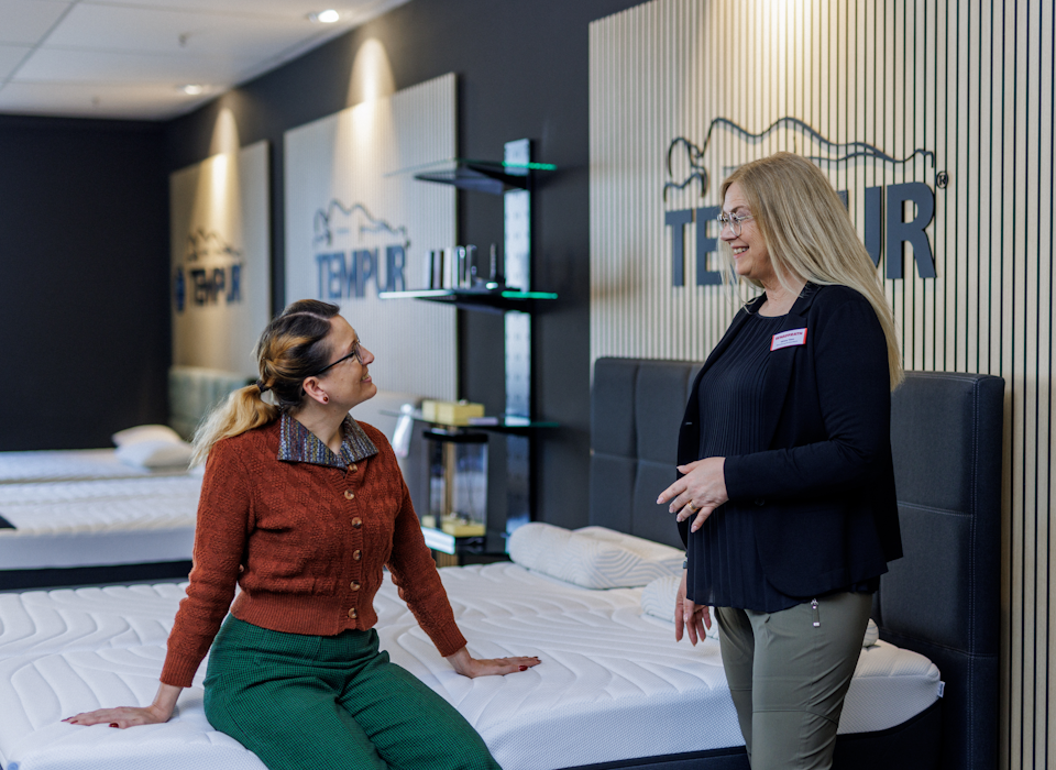 Beratungsgespr&auml;ch im M&ouml;belhaus zur Bett- und Matratzenauswahl.