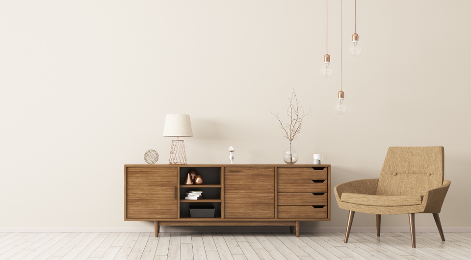 Kommode aus Holz mit verschiedenen Fächern und Sessel daneben