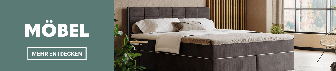 Werbebanner mit grünem Hintergrund links, weißer Aufschrift „MÖBEL“ und Button „MEHR ENTDECKEN“. Rechts ein modern eingerichtetes Schlafzimmer mit großem Boxspringbett in Dunkelgrau, dekorativen Kissen und heller Tagesdecke. Im Hintergrund Holzelemente, große Fenster und Zimmerpflanzen. Blümchen-Symbole ergänzen die Gestaltung links unten.