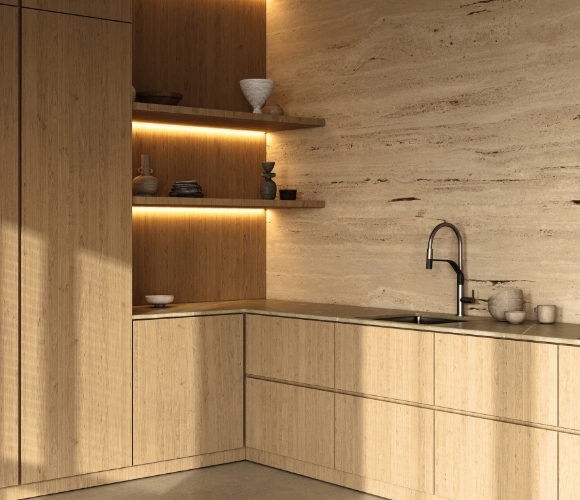 Minimalistische Japandi-Küche mit Holzfronten und Natursteinwand