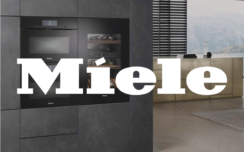 Moderne Einbauküche mit Miele-Backöfen und Weinkühlschrank in dunkler Betonoptik, mit großem Miele-Logo im Vordergrund.