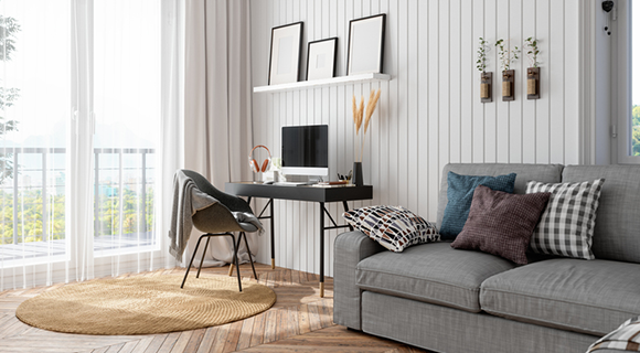 Homeoffice-Ecke mit Sofa, Schreibtisch, Computer und dekorativer Wandgestaltung.