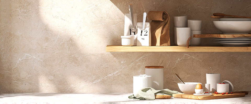 Detailaufnahme einer hellen Küche mit Frühstücksutensilien, Keramikbechern und Teeverpackung.